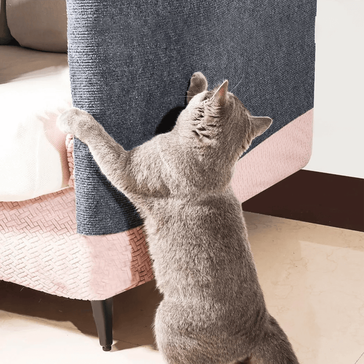 Onzichtbare, zelfklevende SilkGuard meubelbescherming beschermt effectief tegen kattenkrassen.