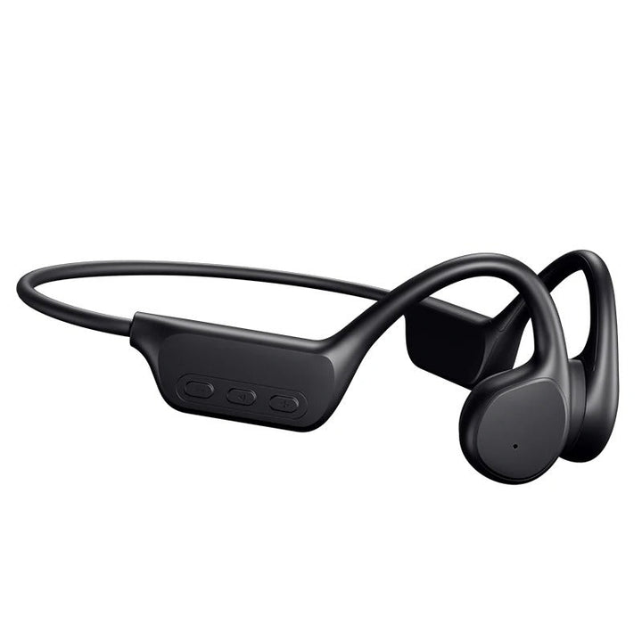 Renner draagt draadloze SafeSound open-ear hoofdtelefoon, waterdicht en comfortabel voor outdoorsport.