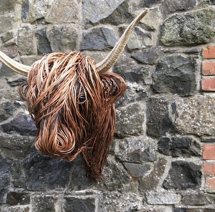 Gedetailleerde koeienkop wandsculptuur voor woonkamer. Unieke boerderijstijl muurdecoratie, handgemaakt.
