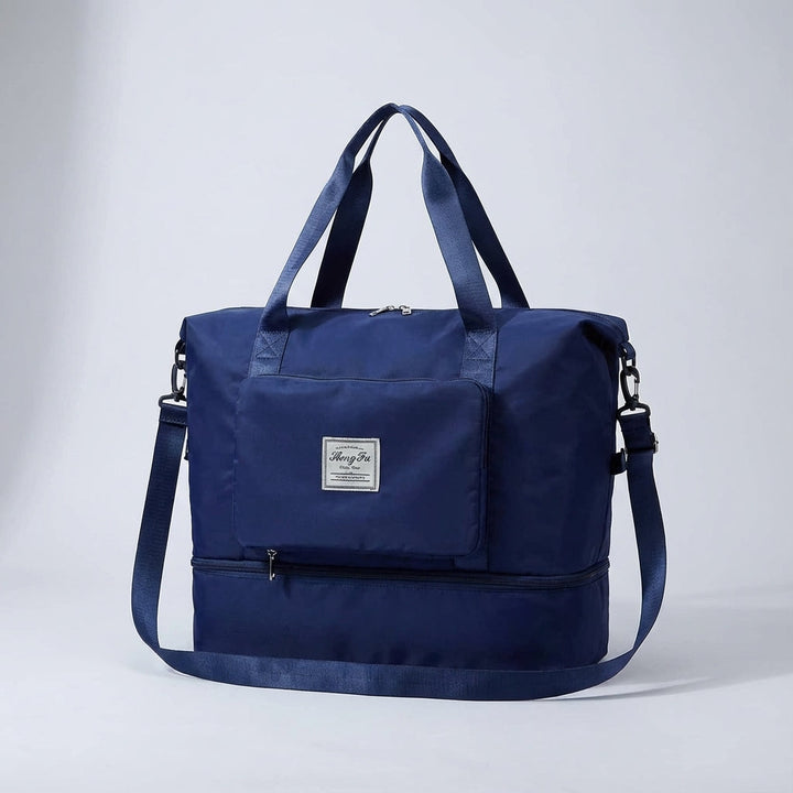 Opvouwbare reistas bevestigd aan de telescopische handgreep van een koffer, ideaal voor extra bagage.