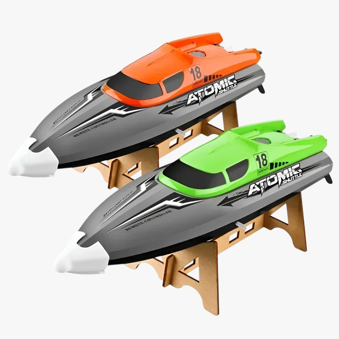 Groene RC-Speedboot AquaX met waterkoeling, auto-reset en 2.4G-afstandsbediening op een blauwe achtergrond