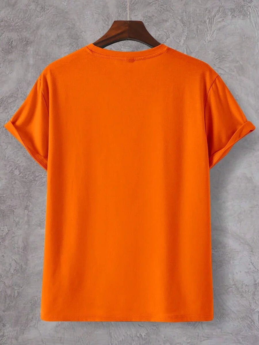 Trendy oranje heren T-shirt met indrukwekkende leeuwenprint voor een stoere streetwear look. Comfortabel en stijlvol.
