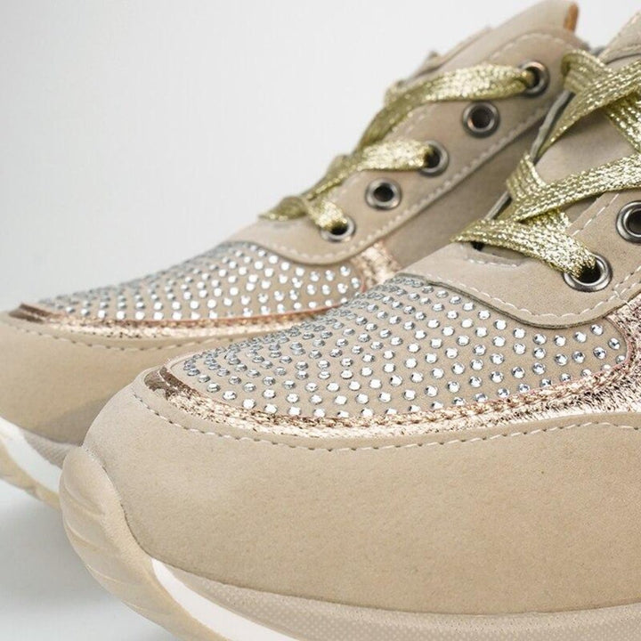 Orthopedische, ademende damesschoenen in beige en grijs met antislipzool, bieden comfort en houdingsondersteuning.