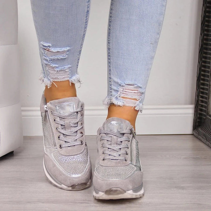 Orthopedische, ademende damesschoenen in beige en grijs met antislipzool, bieden comfort en houdingsondersteuning.