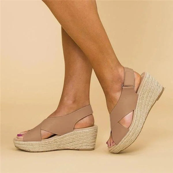 Orthopedische beige espadrilles voor dames, zijkant, sleehak, bieden comfort en elegantie voor elke gelegenheid.