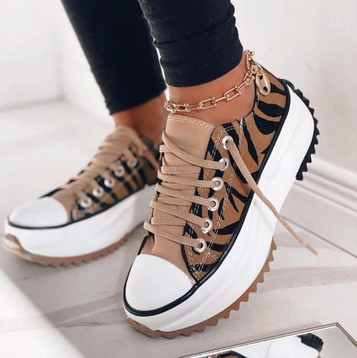 Witte orthopedische platformsneakers voor dames, stijlvol met verhoogd ontwerp en stevige zool voor comfort en mode.