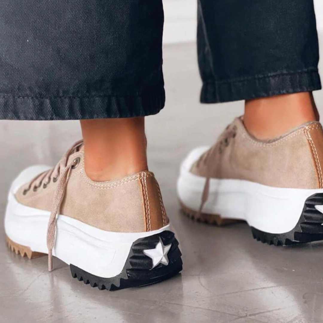 Witte orthopedische platformsneakers voor dames, stijlvol met verhoogd ontwerp en stevige zool voor comfort en mode.