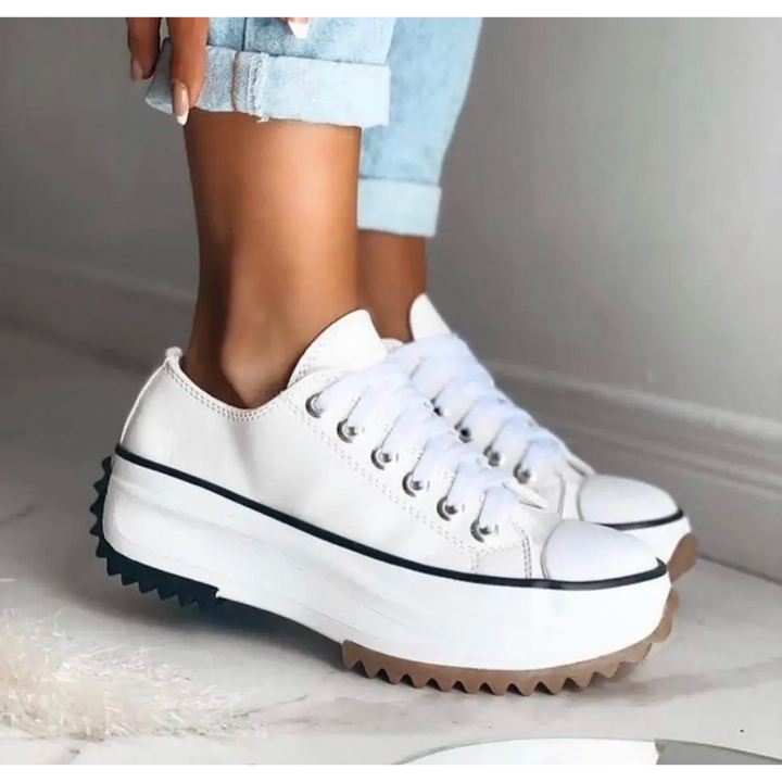 Witte orthopedische platformsneakers voor dames, stijlvol met verhoogd ontwerp en stevige zool voor comfort en mode.