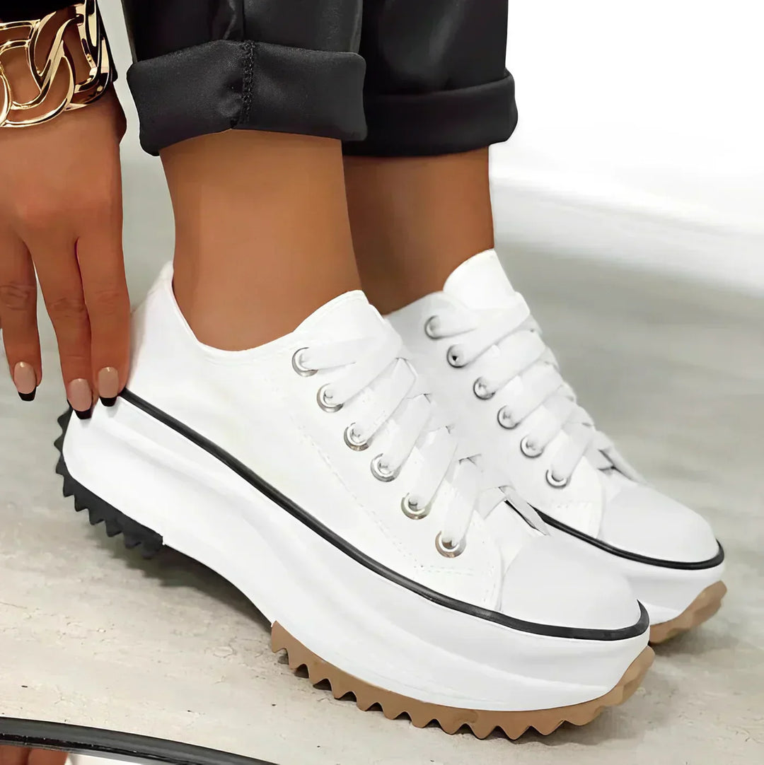 Witte orthopedische platformsneakers voor dames, stijlvol met verhoogd ontwerp en stevige zool voor comfort en mode.