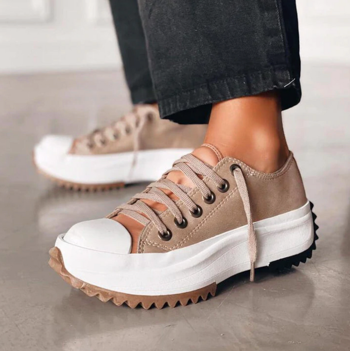 Witte orthopedische platformsneakers voor dames, stijlvol met verhoogd ontwerp en stevige zool voor comfort en mode.