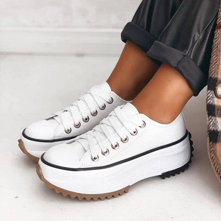 Witte orthopedische platformsneakers voor dames, stijlvol met verhoogd ontwerp en stevige zool voor comfort en mode.