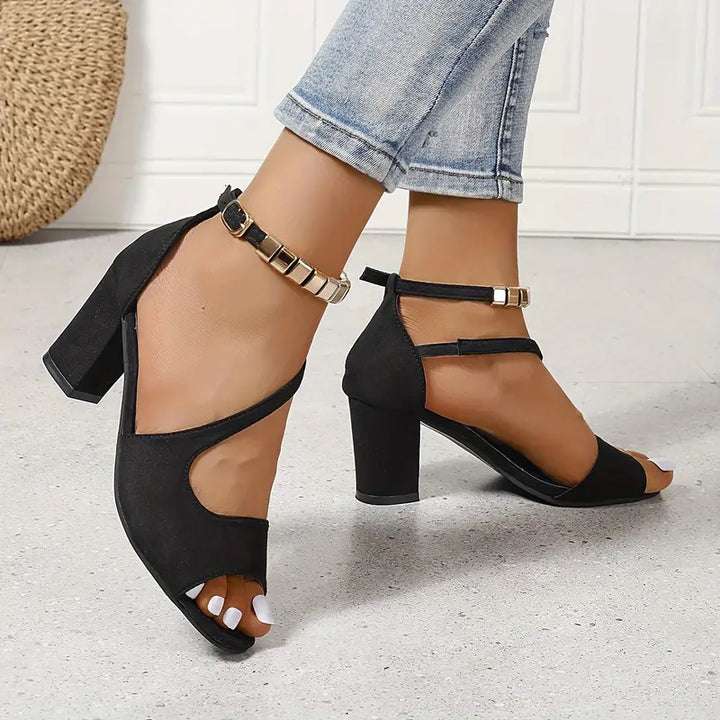 Vooraanzicht van orthopedische dames sandalen in zwart