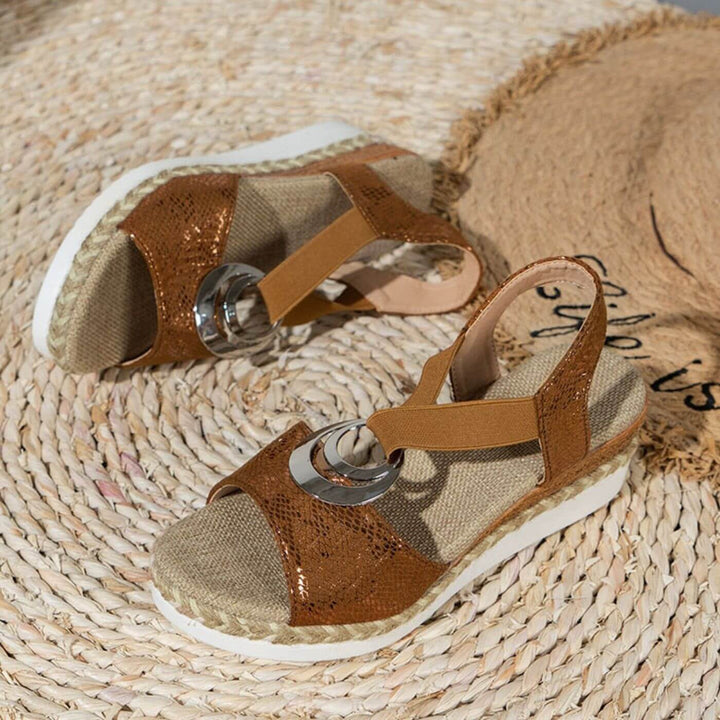 Overzichtsfoto van gouden orthopedische sandalen voor dames, perfect voor diverse gelegenheden.