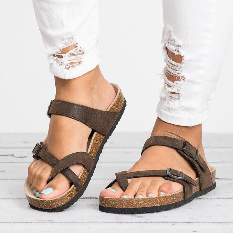 Orthopedische damessandalen met verstelbare banden en gewatteerde binnenzool, verkrijgbaar in bruin en zwart, ideaal voor extra comfort.