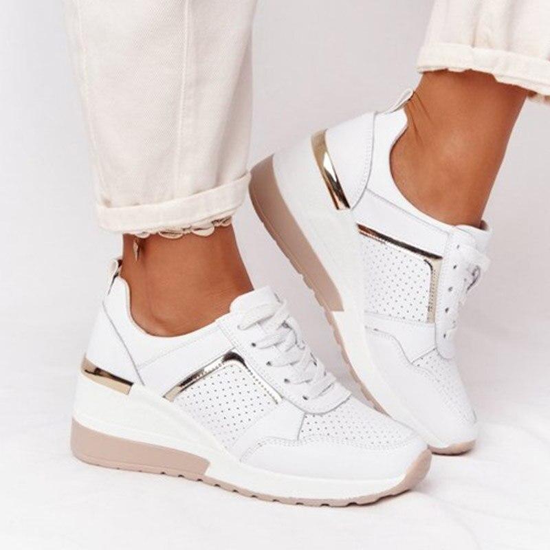 Witte orthopedische damessneakers, met focus op de naadloze afwerking aan de binnenkant