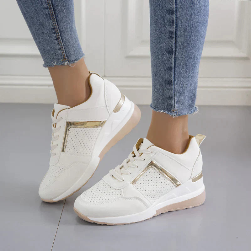 Comfortabele orthopedische damessneakers in wit, met focus op de ergonomische binnenzool