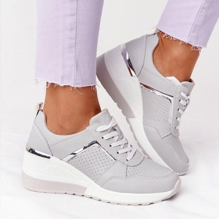 Detail van de zool van witte orthopedische damessneakers, voor extra grip en schokabsorptie