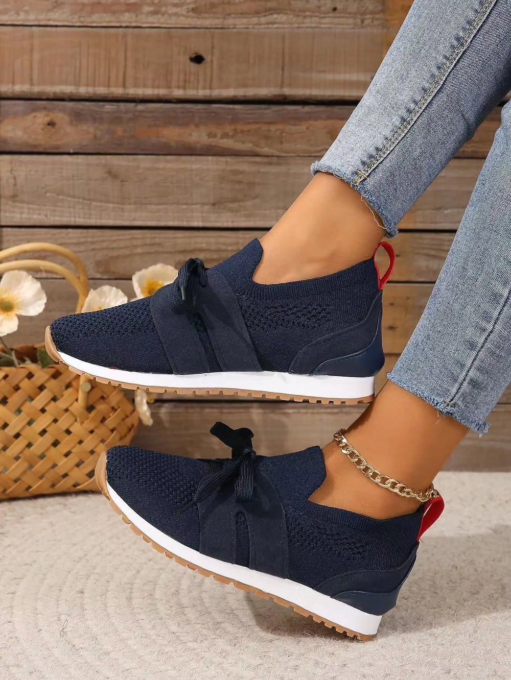 Orthopedische damesschoenen, elegant en comfortabel, in rood met antislipzool en ademend materiaal.
