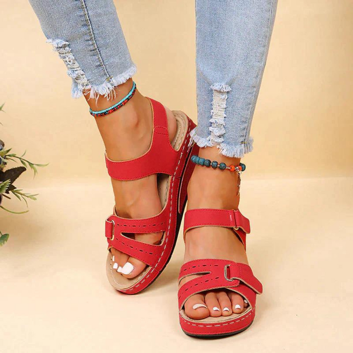 Beige orthopedische sandalen voor vrouwen, gedetailleerde weergave van het ergonomische voetbed.