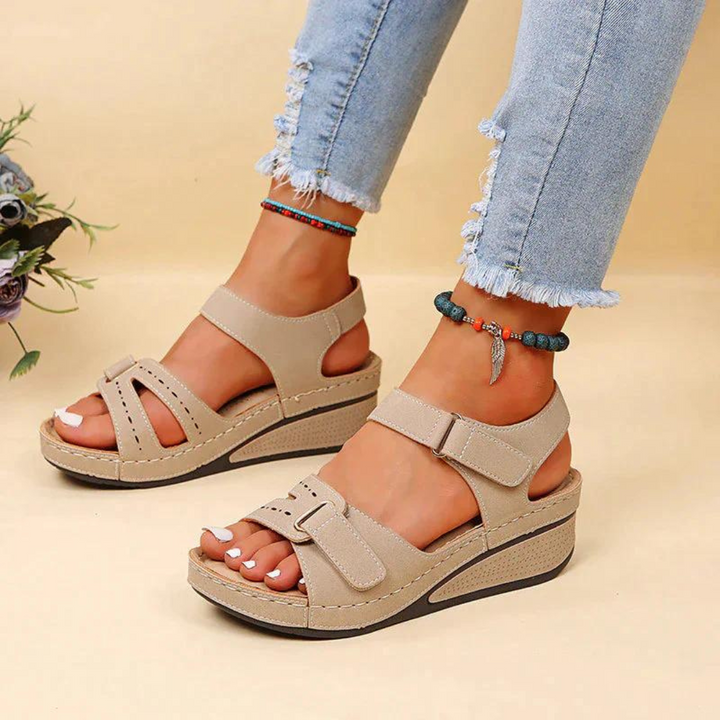 Dames sandalen in beige, focus op de zool en het comfortabele ontwerp voor lange dagen.