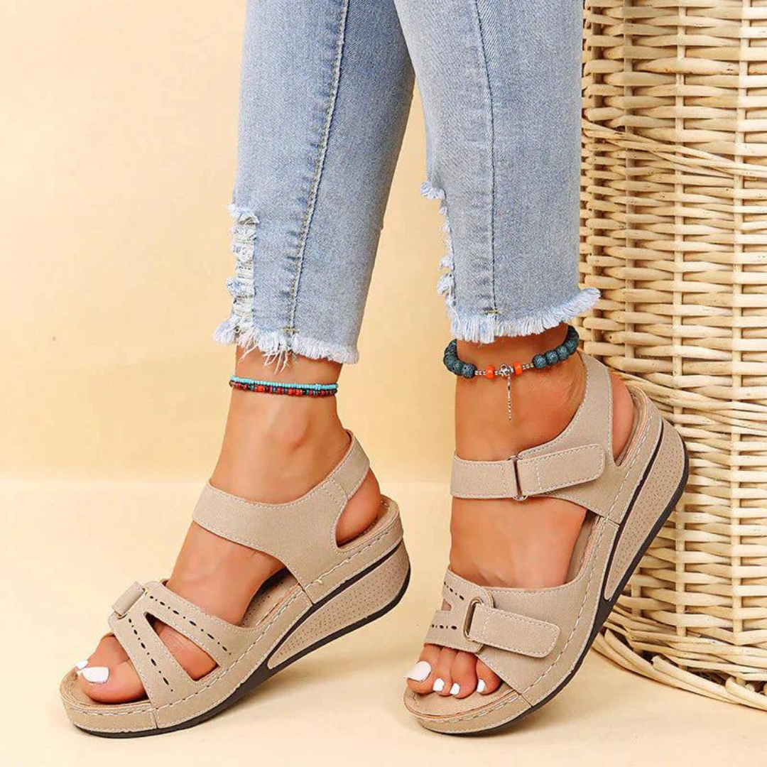Beige damessandalen met orthopedische eigenschappen, perfect voor een gezonde levensstijl en mode.