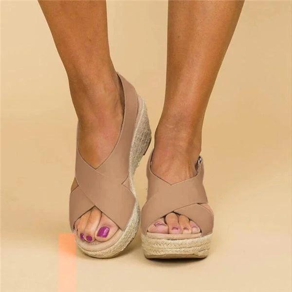 Elegante orthopedische damessandalen met sleehak, in beige, zwart en wit voor comfortabele zomerstijl.