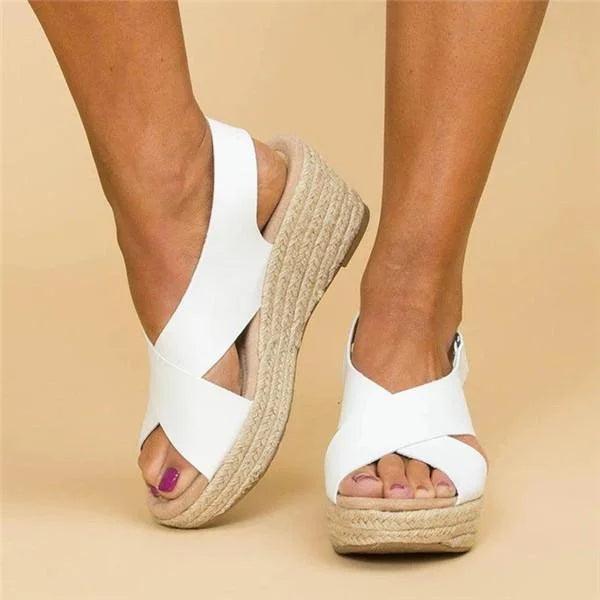 Elegante orthopedische damessandalen met sleehak, in beige, zwart en wit voor comfortabele zomerstijl.