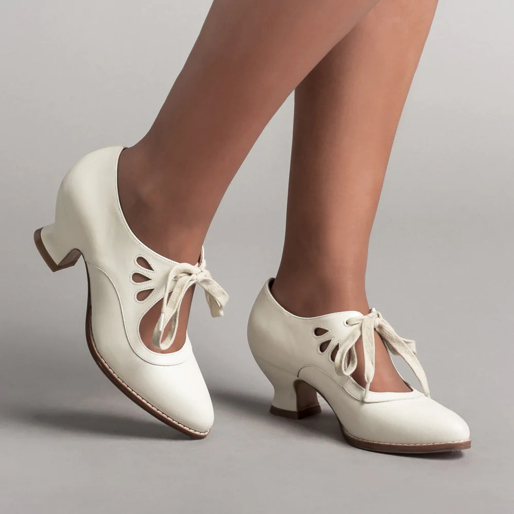 Orthopedische damesschoenen, elegant, hoge hak, modern design, zwart, met antislipzool voor comfort en stabiliteit.