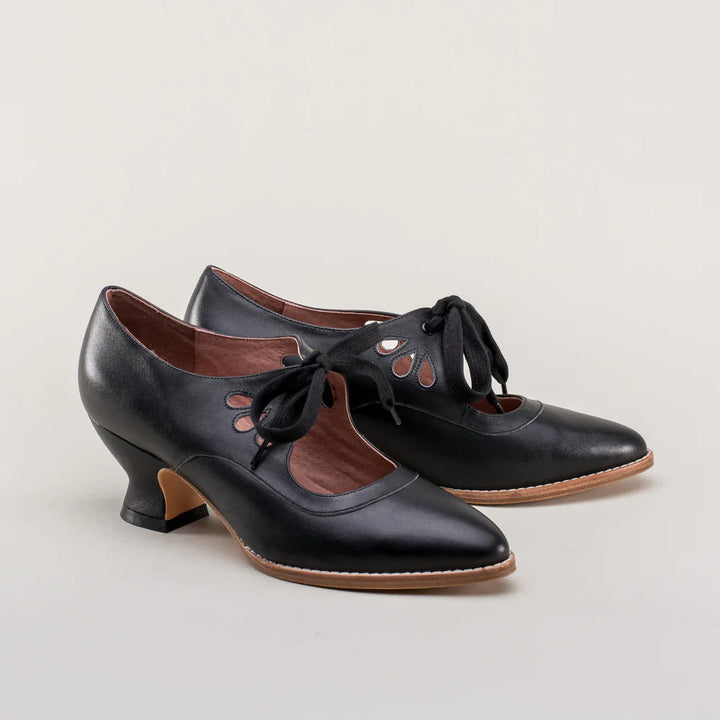 Orthopedische damesschoenen, elegant, hoge hak, modern design, zwart, met antislipzool voor comfort en stabiliteit.