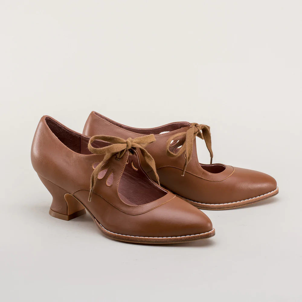 Orthopedische damesschoenen, elegant, hoge hak, modern design, zwart, met antislipzool voor comfort en stabiliteit.
