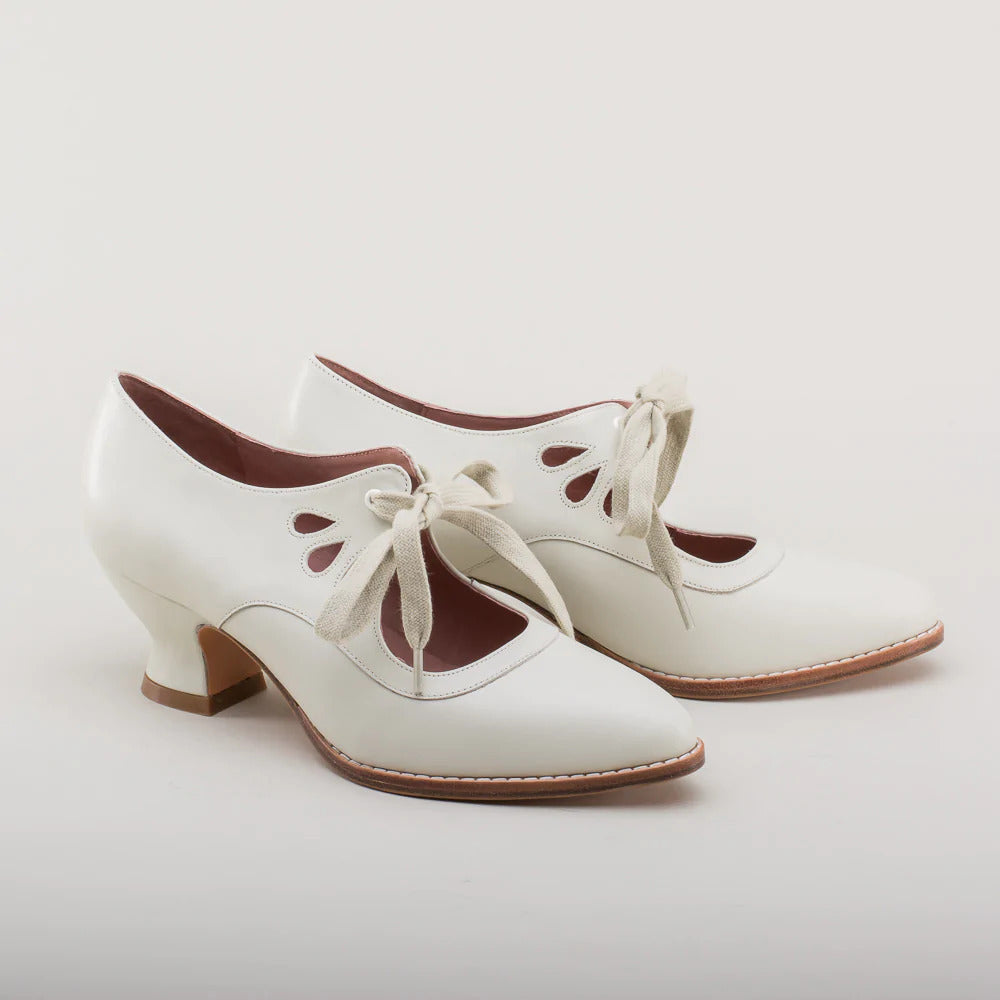 Orthopedische damesschoenen, elegant, hoge hak, modern design, zwart, met antislipzool voor comfort en stabiliteit.