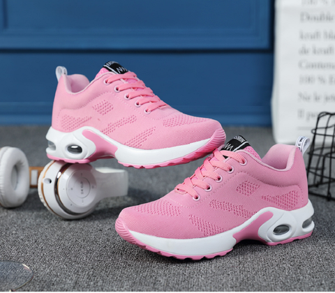 Orthopedische damessneakers, lichtblauw-paars detail van de ademende mesh en de comfortabele pasvorm.