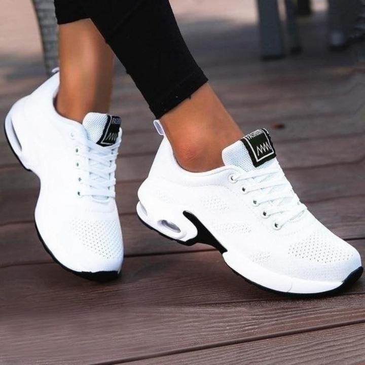 Detail van de zool van de orthopedische damessneakers, lichtblauw en paars, met focus op de flexibiliteit en grip.