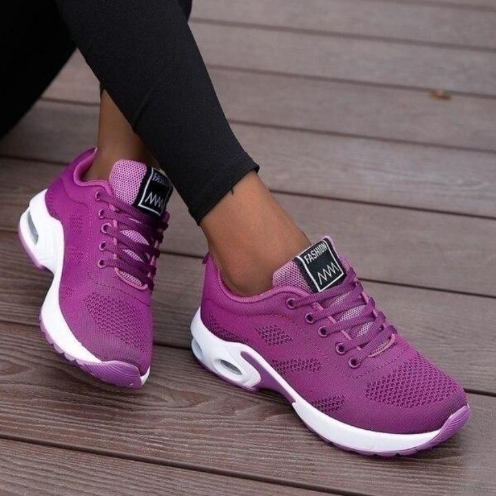 Lichtblauwe en paarse orthopedische damessneakers naast elkaar, met nadruk op het kleurenpalet.