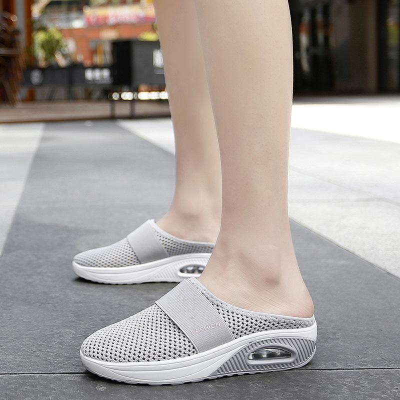 De comfortabele orthopedische instappers voor dames, getoond in een casual omgeving