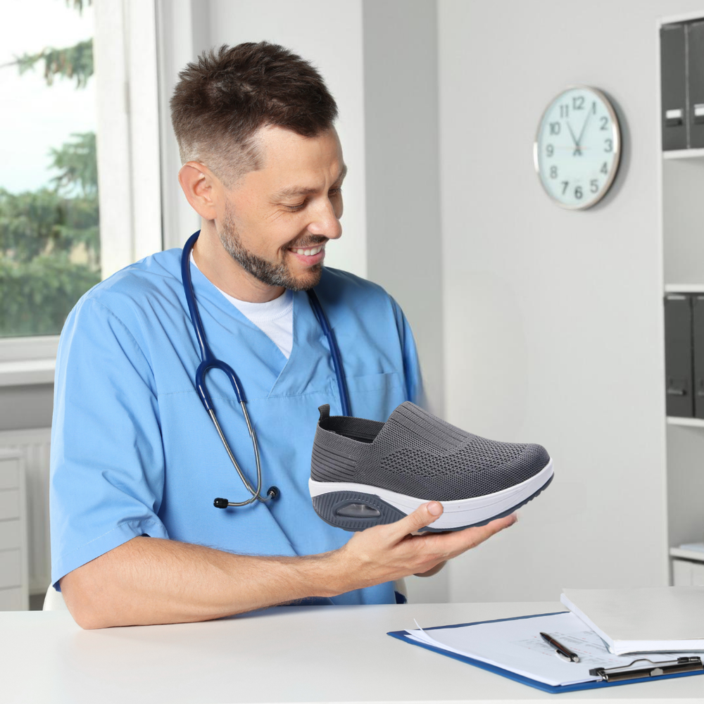 Orthopedische damesschoenen met antislipzool, ademend materiaal en ruime teenruimte, zijaanzicht.