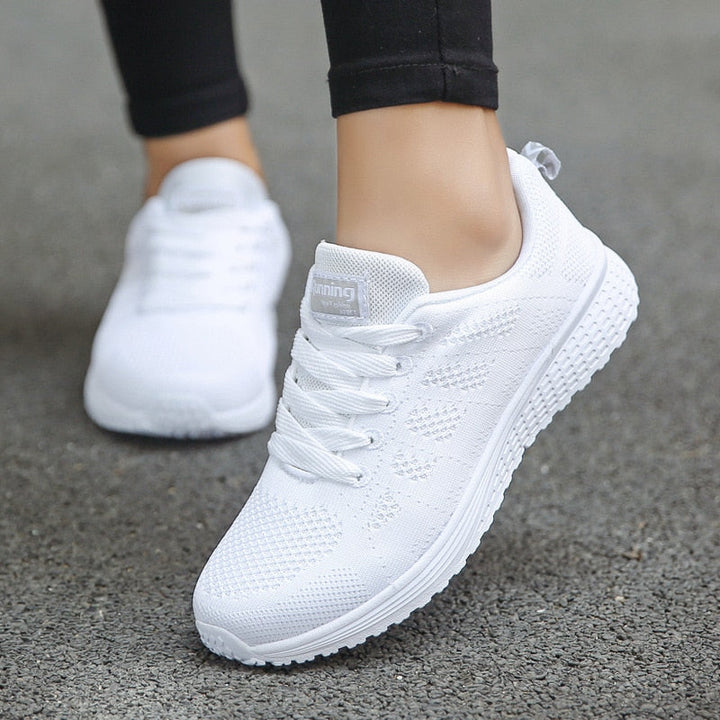 Orthopedische dames sportschoenen, witte sneakers met gelzool, bieden comfort en ondersteuning tijdens het wandelen en trainen.