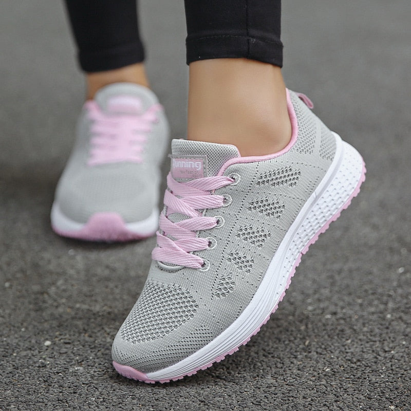 Orthopedische dames sportschoenen, witte sneakers met gelzool, bieden comfort en ondersteuning tijdens het wandelen en trainen.
