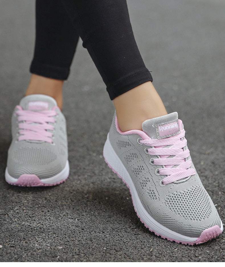 Detail van orthopedische dames sportschoenen, witte sneakers met gelzool, bieden comfort en ondersteuning tijdens het wandelen en trainen.
