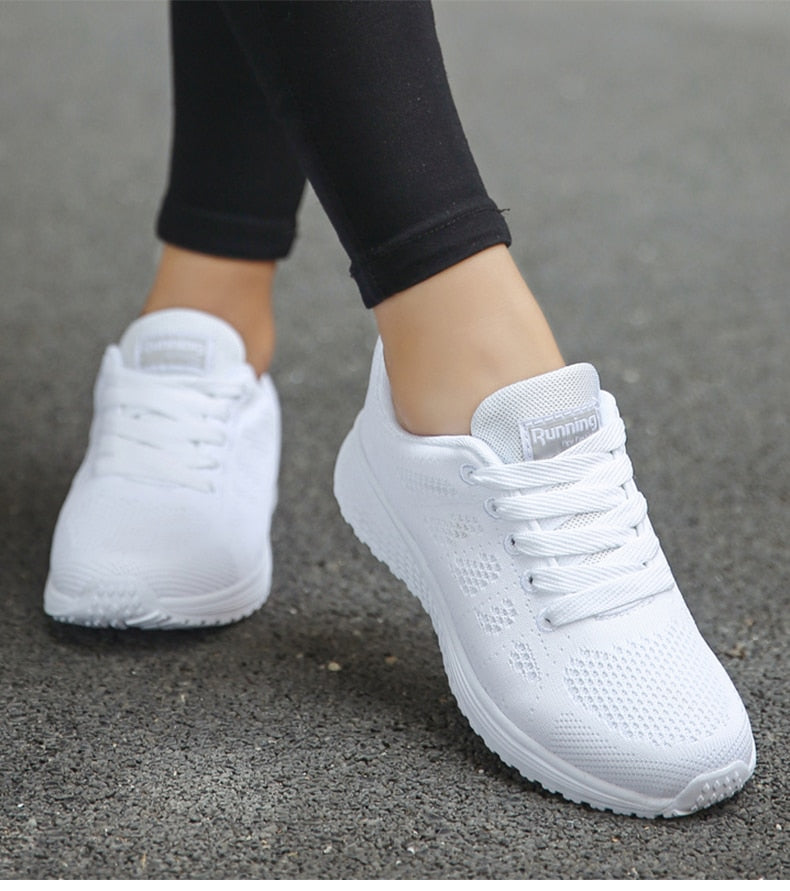 Orthopedische dames sportschoenen, witte sneakers met gelzool, bieden comfort en ondersteuning tijdens het wandelen en trainen.