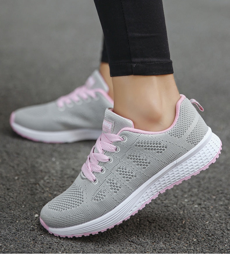 Orthopedische dames sportschoenen, witte sneakers met gelzool, bieden comfort en ondersteuning tijdens het wandelen en trainen.