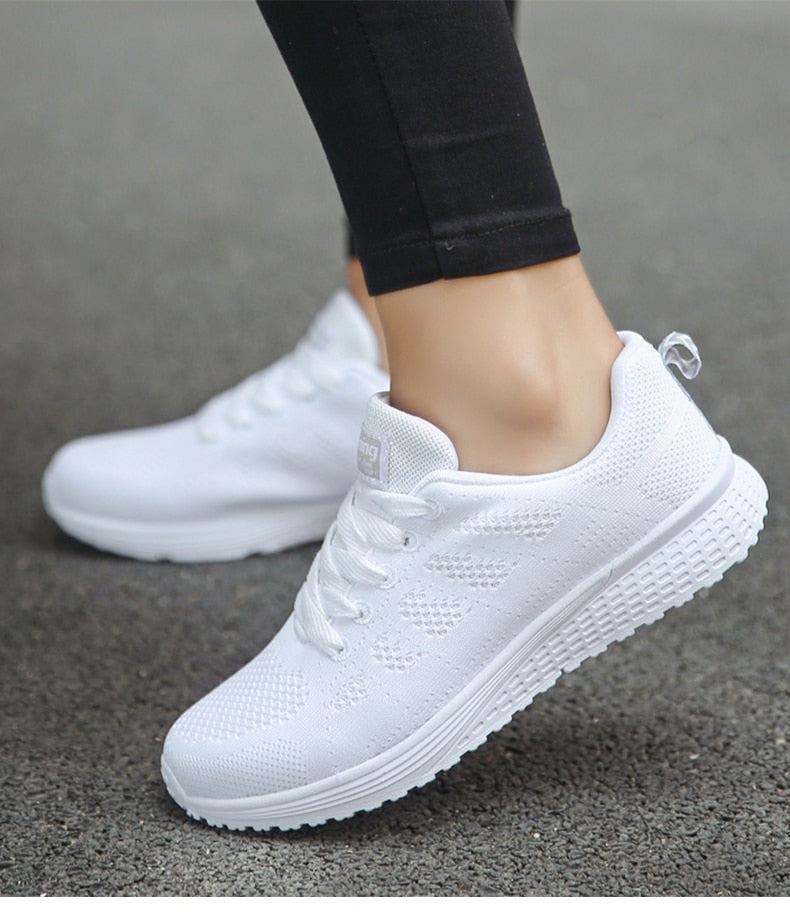Orthopedische dames sportschoenen, witte sneakers met gelzool, bieden comfort en ondersteuning tijdens het wandelen en trainen.
