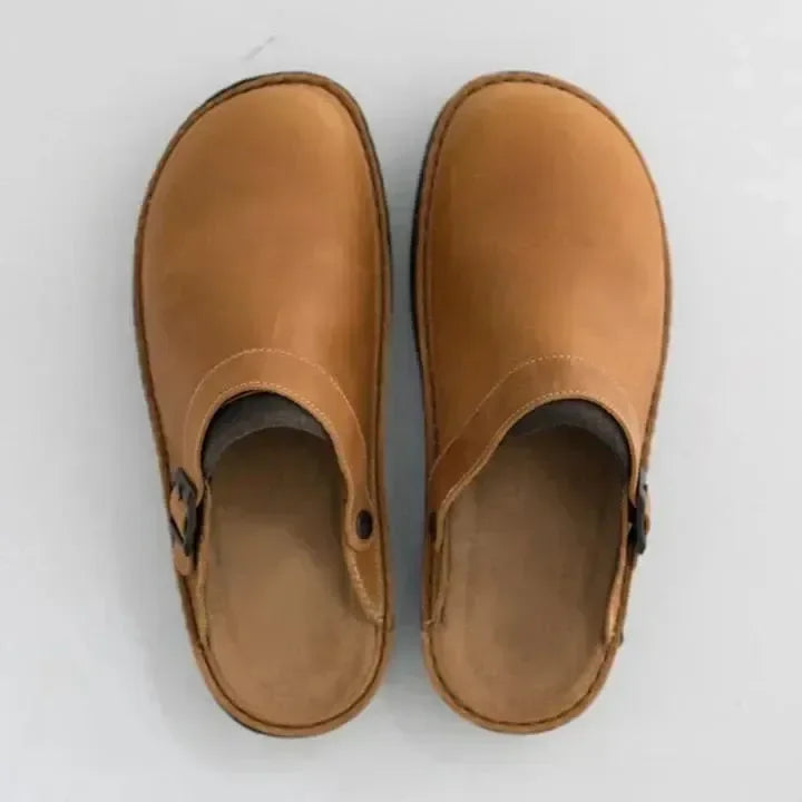 Zwarte orthopedische leren herenpantoffels, comfortabel en duurzaam, zijaanzicht.