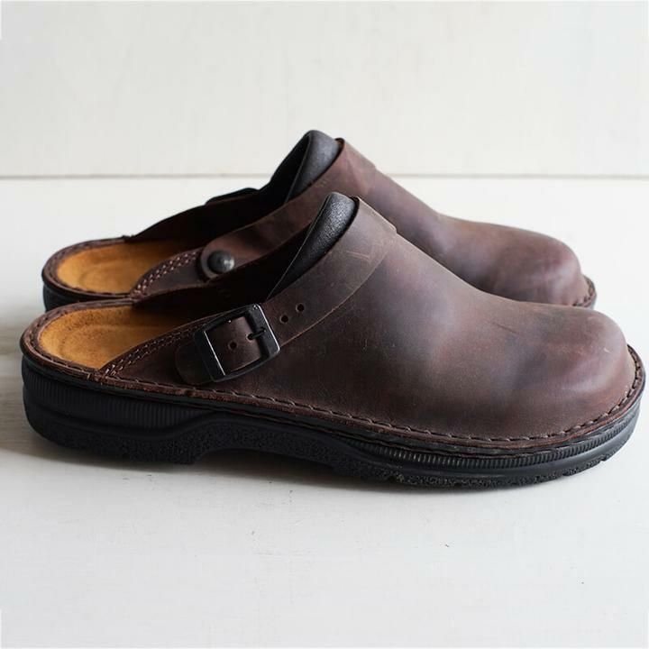 Zwarte orthopedische leren herenpantoffels, stijlvol en comfortabel, zijaanzicht.