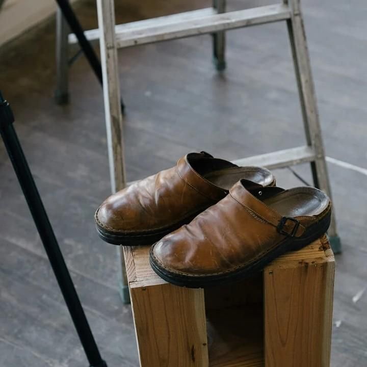 Orthopedische herenpantoffels in donkerbruin leer, zachte en ademende materialen.