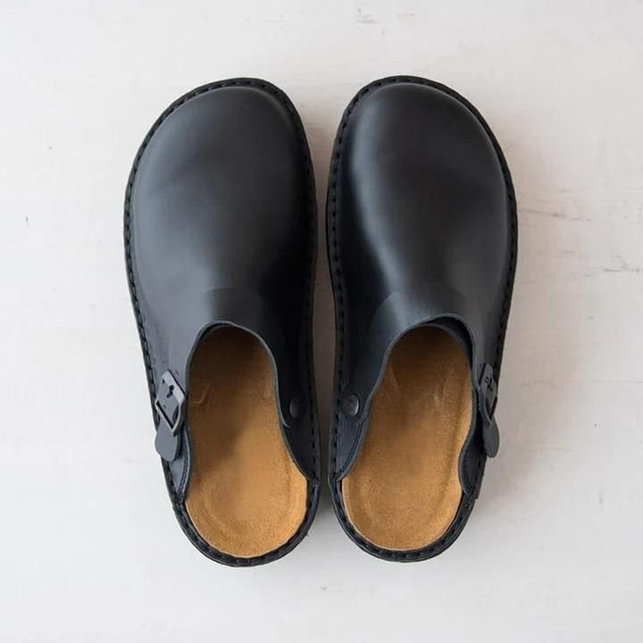 Orthopedische herenslippers, ergonomisch ontwerp, zijaanzicht, elegante en duurzame constructie, comfort