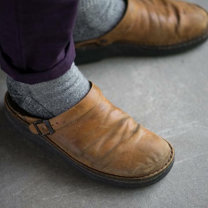 Orthopedische herenslippers, ergonomisch ontwerp, zijaanzicht, elegante en duurzame constructie, comfort