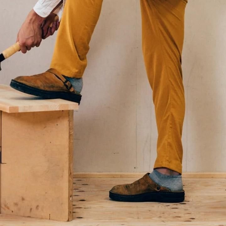 Orthopedische herenslippers, ergonomisch ontwerp, zijaanzicht, elegante en duurzame constructie, comfort