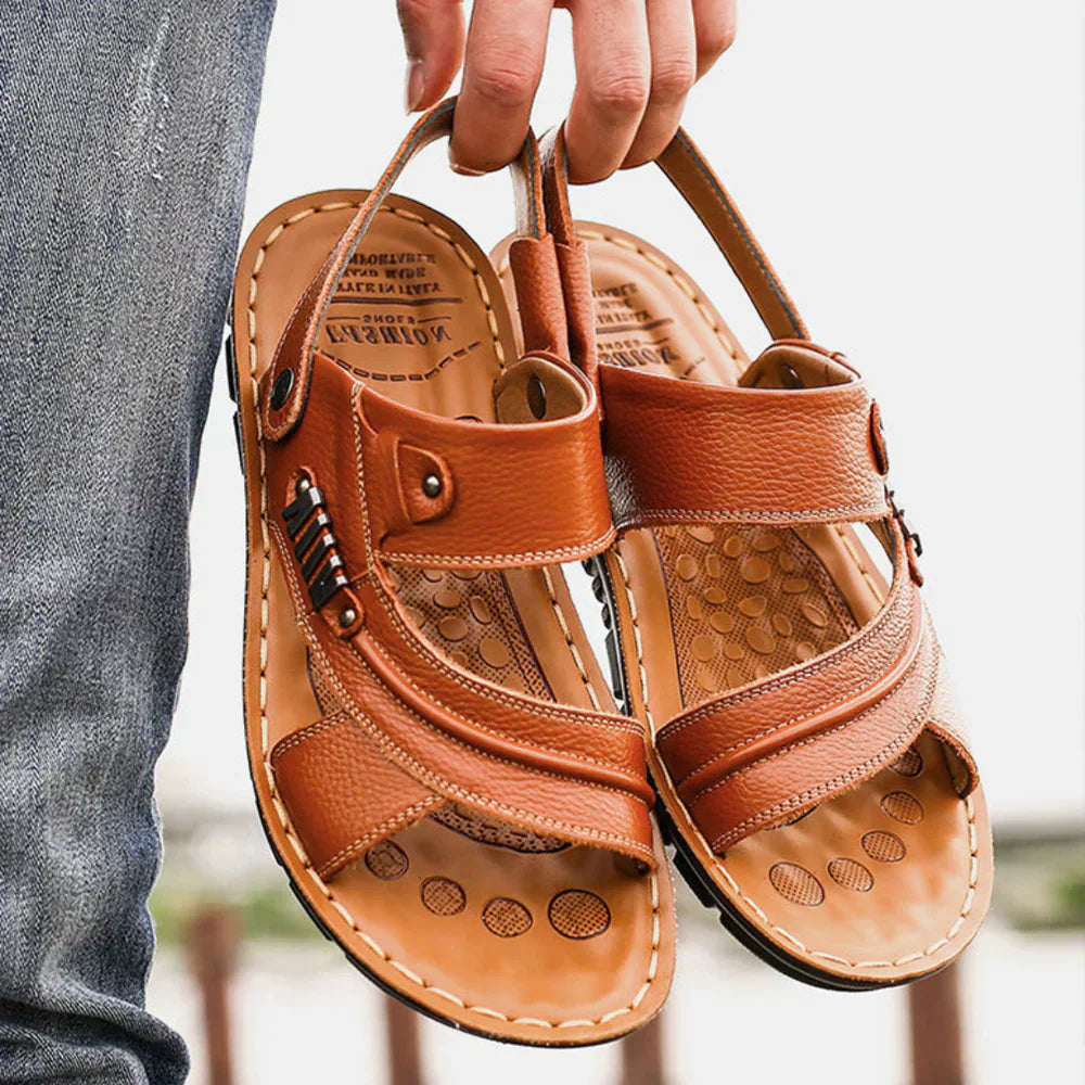 Orthopedische herensandalen in bruin, ergonomisch ontwerp met zachte binnenzool, ideaal voor zomercomfort en voetondersteuning.