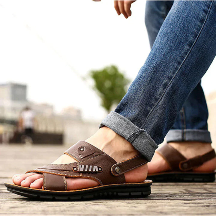 Orthopedische herensandalen in bruin, ergonomisch ontwerp met zachte binnenzool, ideaal voor zomercomfort en voetondersteuning.